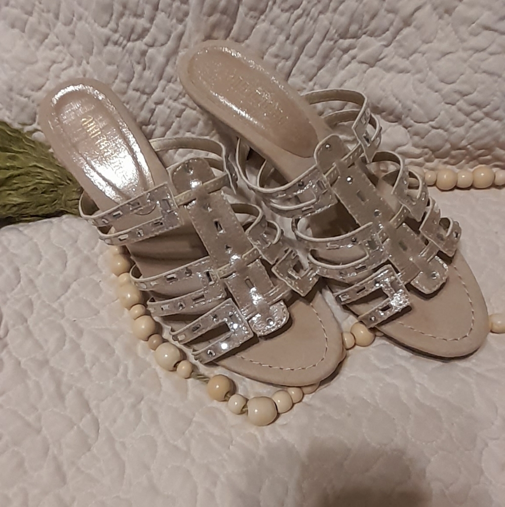 Ann Marino🧚‍♀️women's gold heel slip-on sandals 9